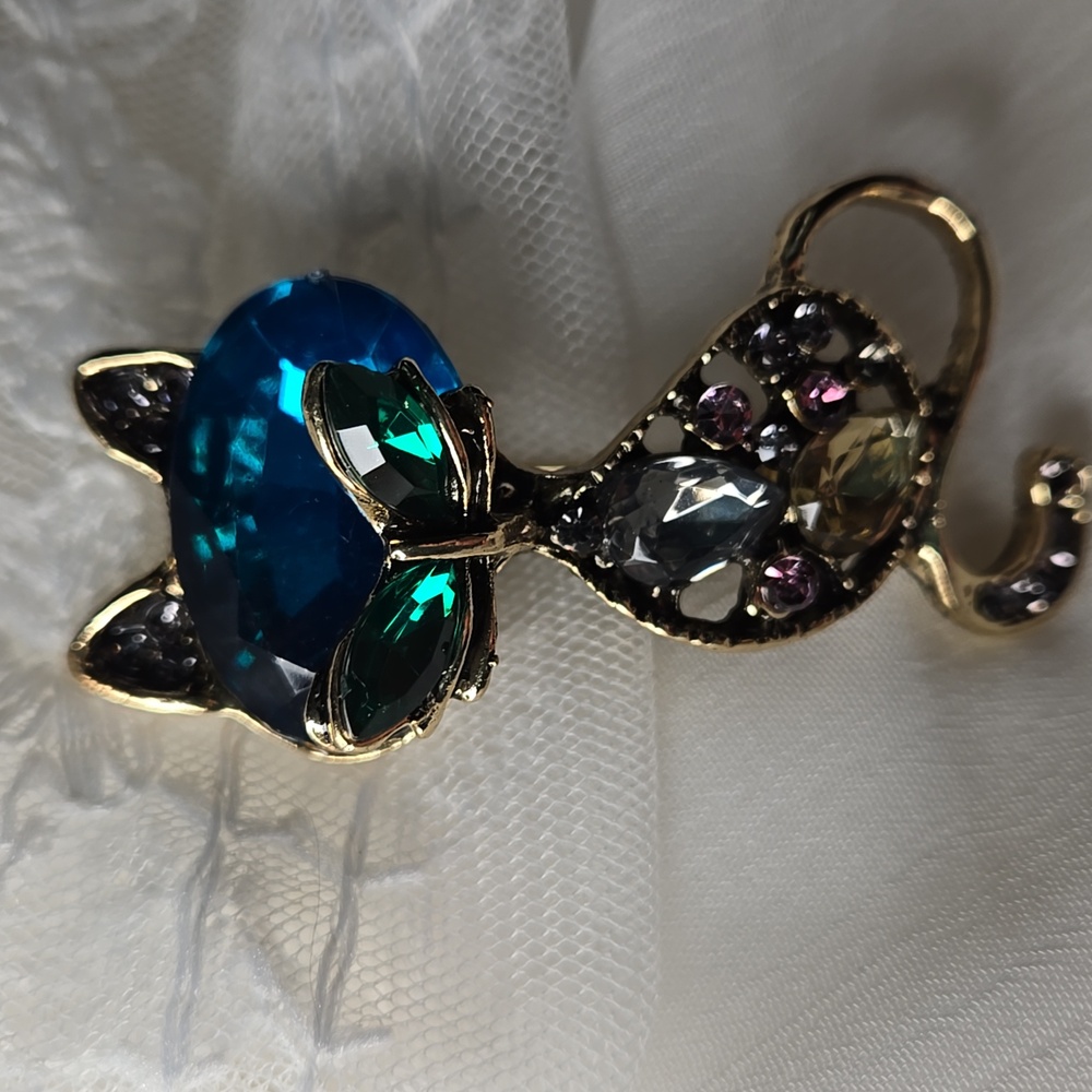 Mystic Cat Brooch w Green Eyes